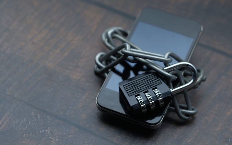 Smartphone enveloppé chaîne cadenas sécurité