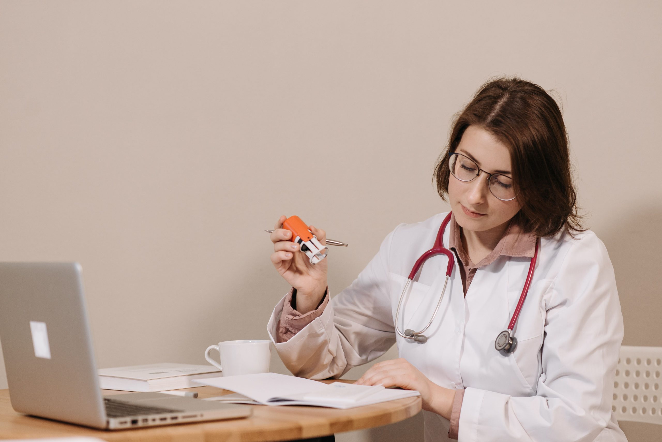 Docteure lisant documents médicaux à son bureau
