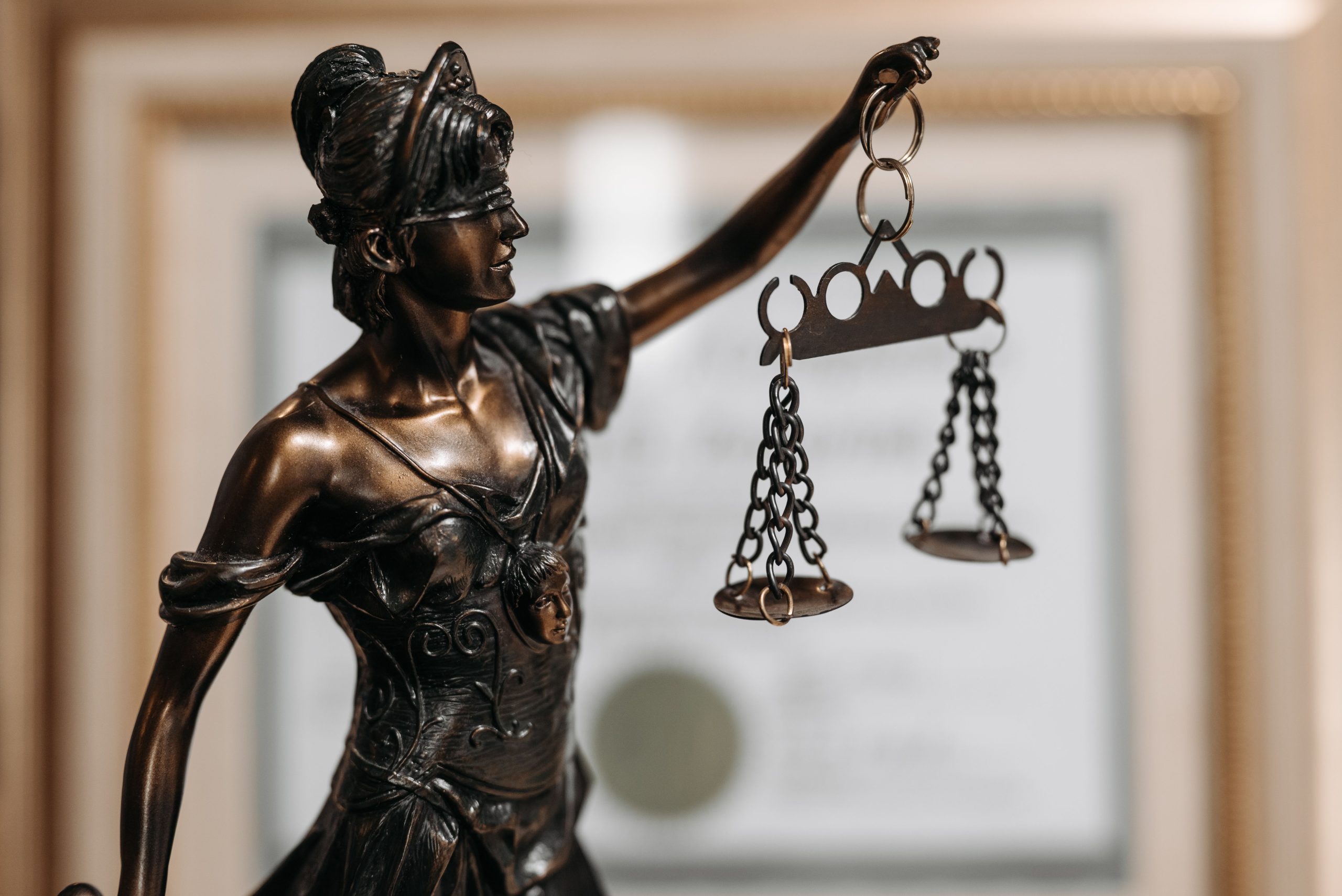Statue de la Justice tenant des balances dorées
