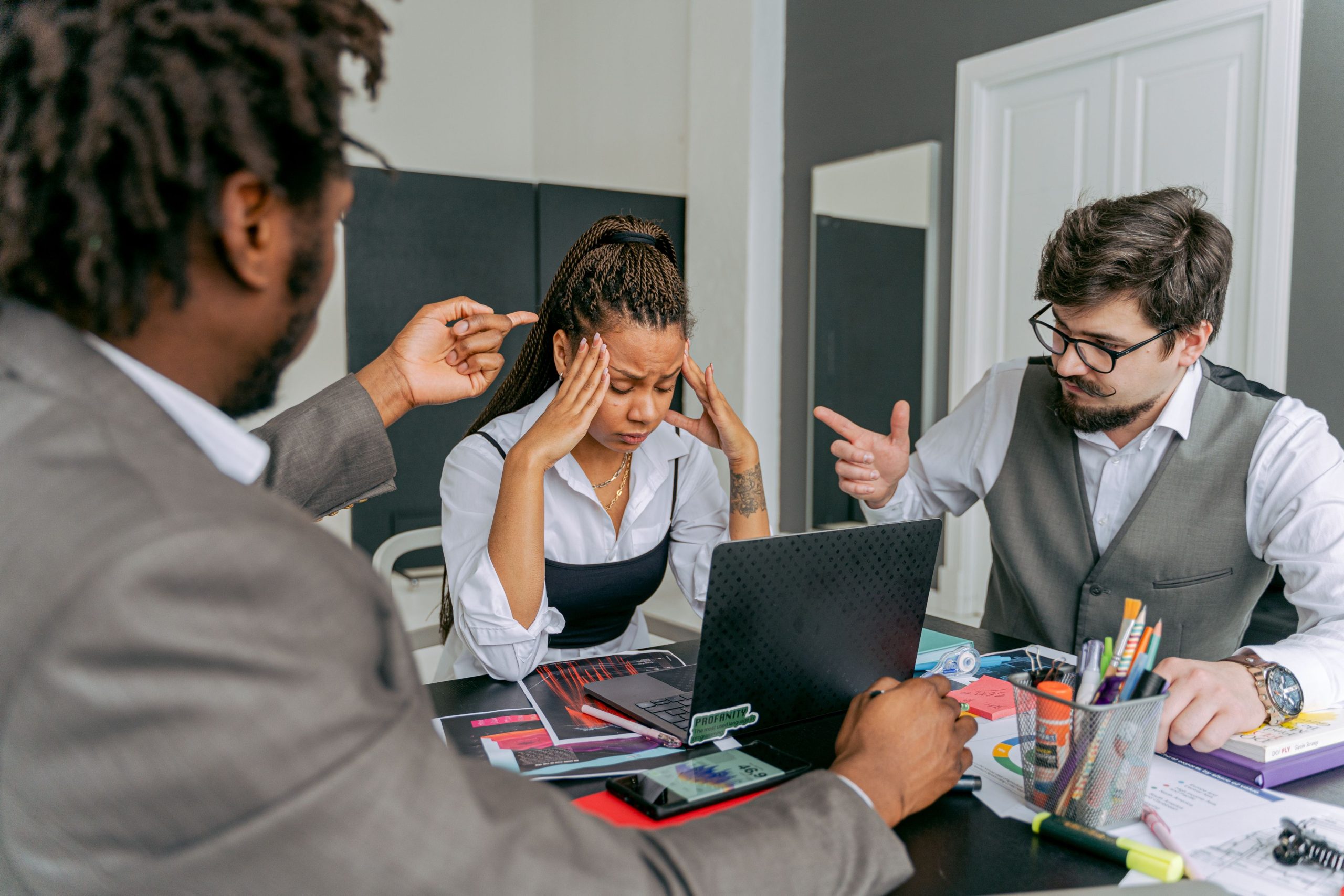 Collegues stressent coworker lors reunion intense