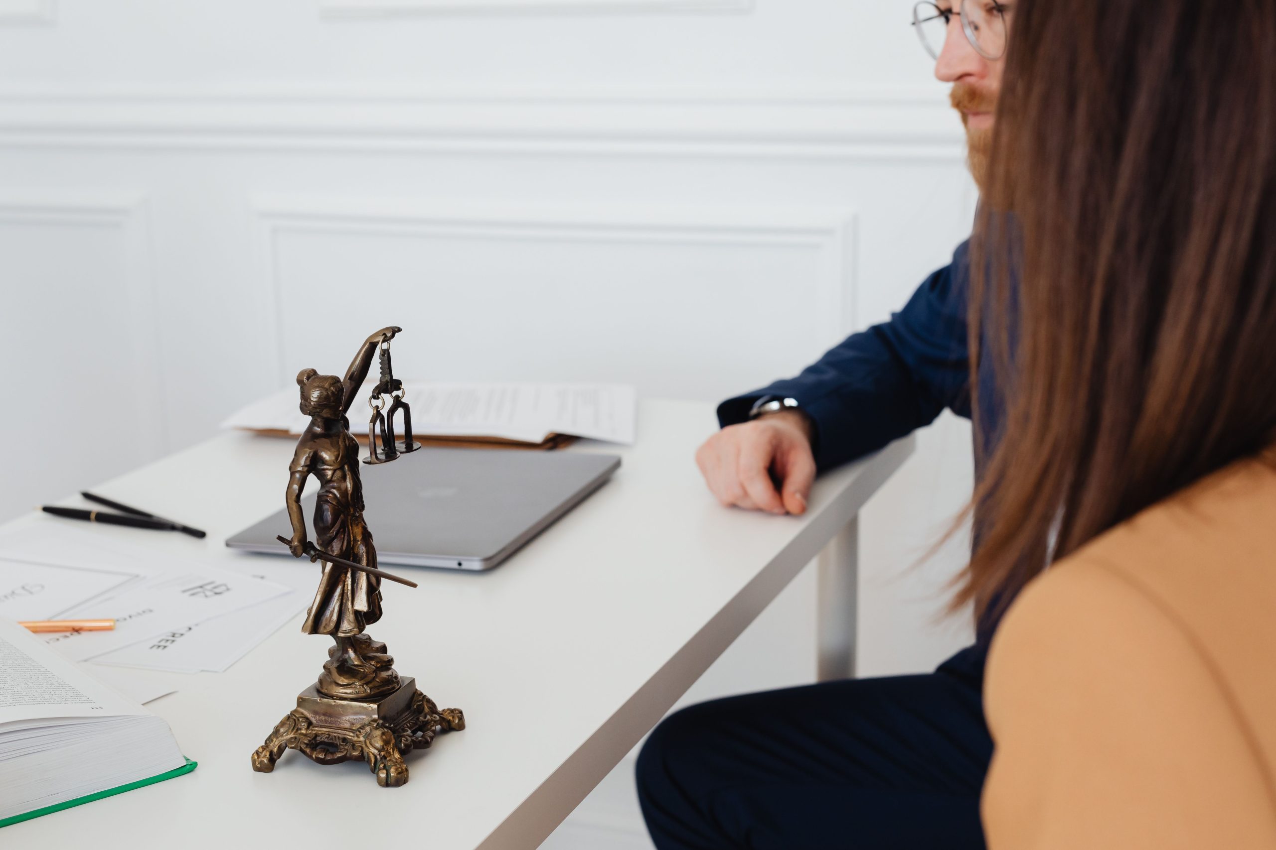 Avocats discutant documents légaux avec Thémis