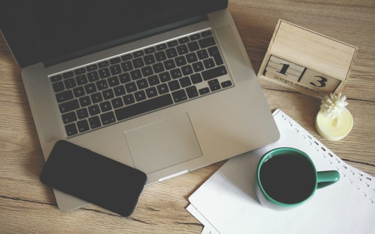 Bureau moderne avec ordinateur et calendrier de travail