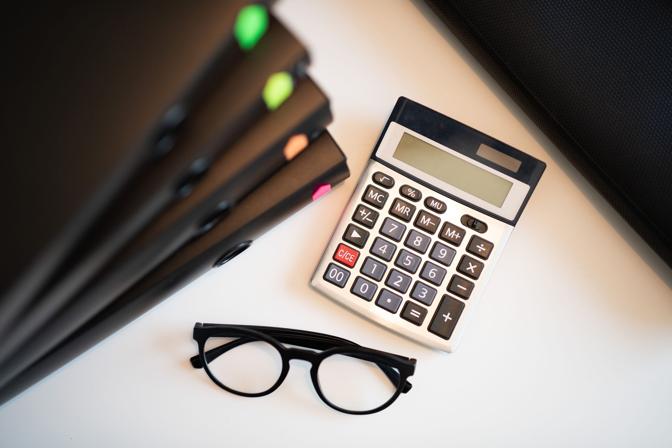 Calculatrice lunettes et dossiers bureau comptable