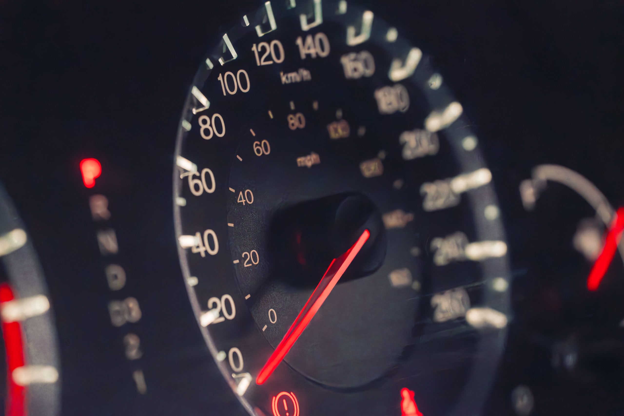 Compteur vitesse voiture en détail rapproché