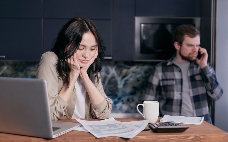 Couple stressé par factures et ordinateur