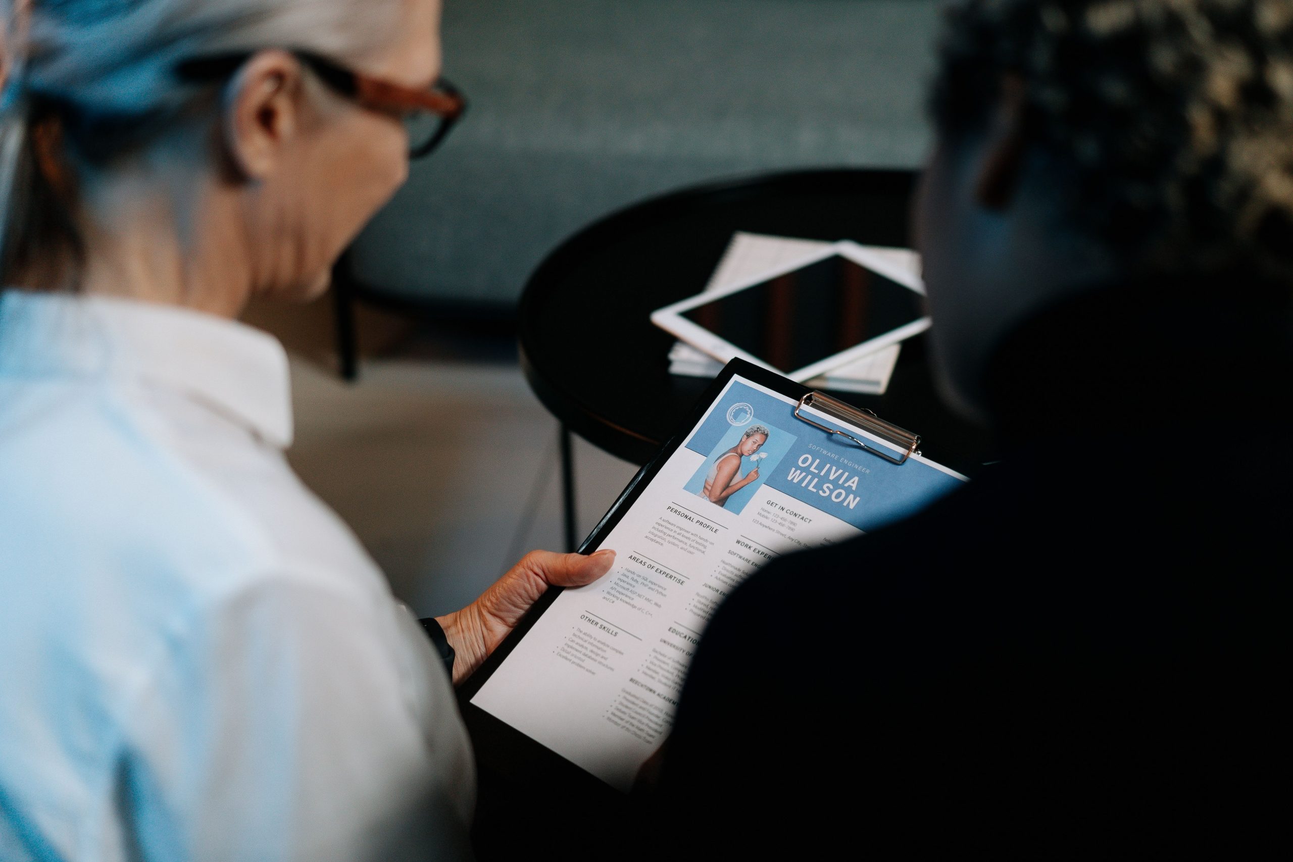 Professionnels en entretien d'embauche avec CV