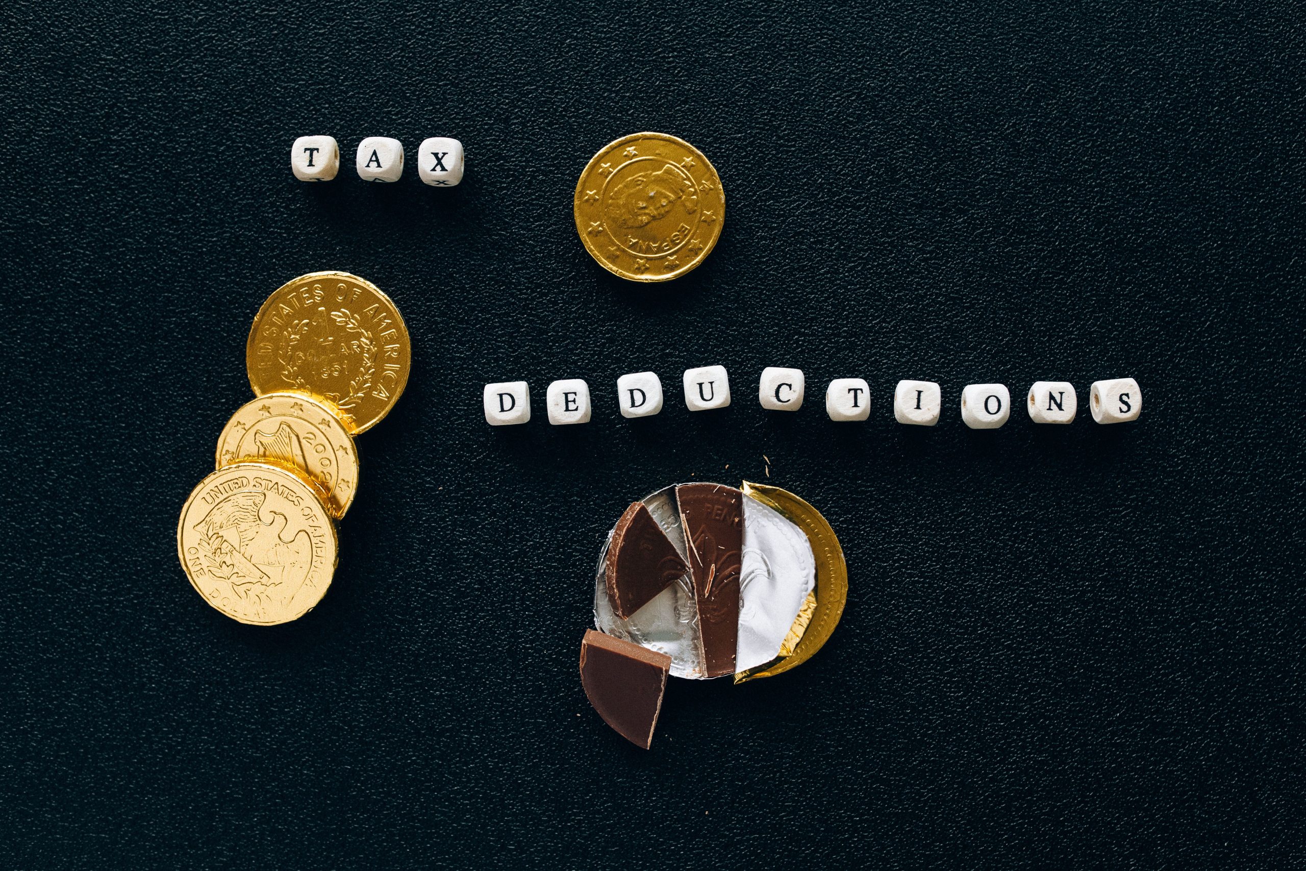 Concept déductions fiscales avec pièces chocolat