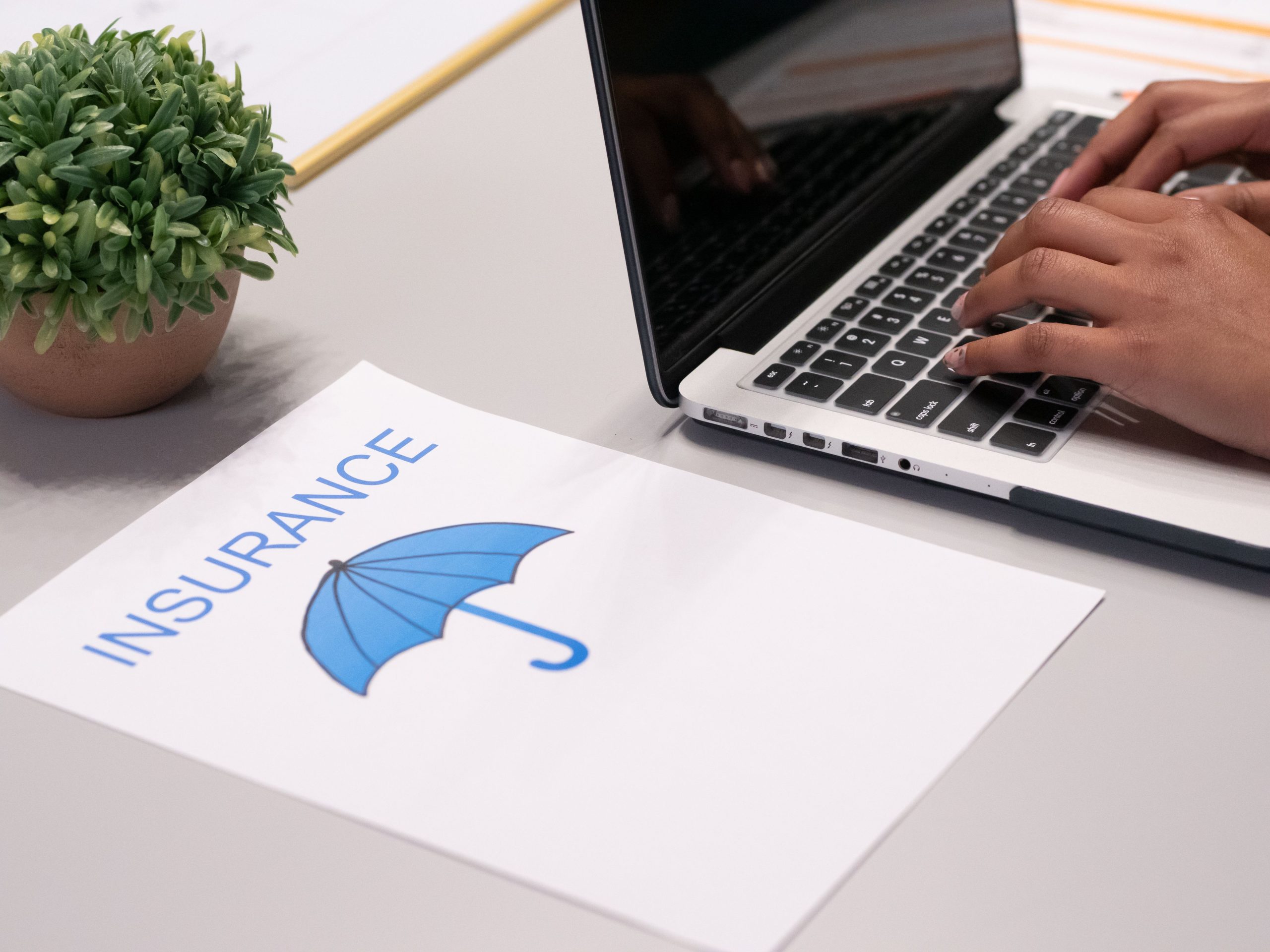 Mains tapant document assurance ordinateur