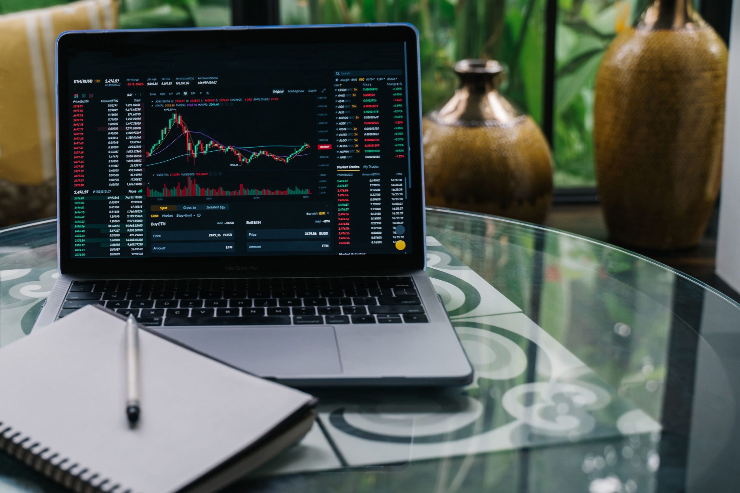 Ordinateur portable montrant cryptomonnaies et données boursières
