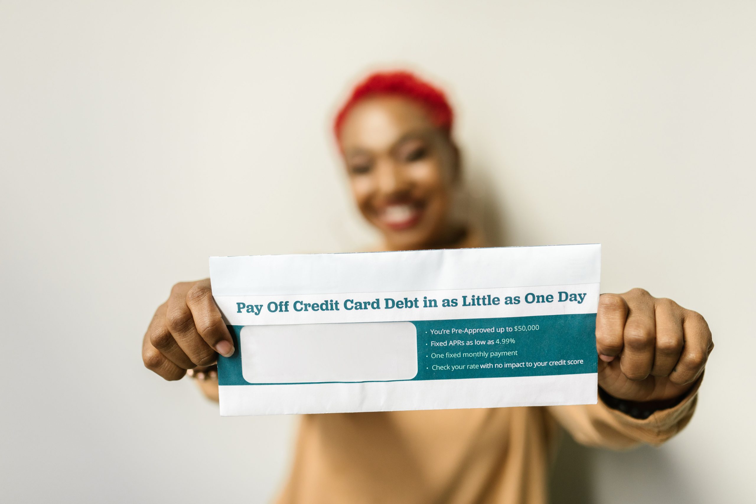 Femme présentant enveloppe offre crédit