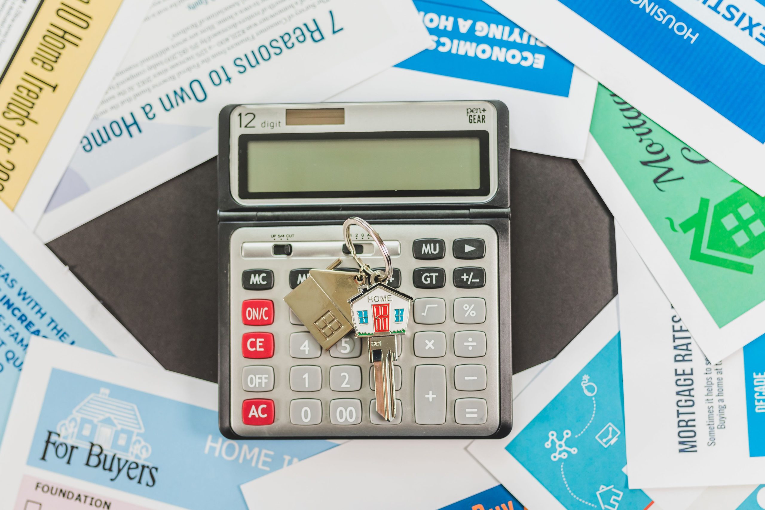 Calculatrice, clés et documents hypothécaires pour achat maison