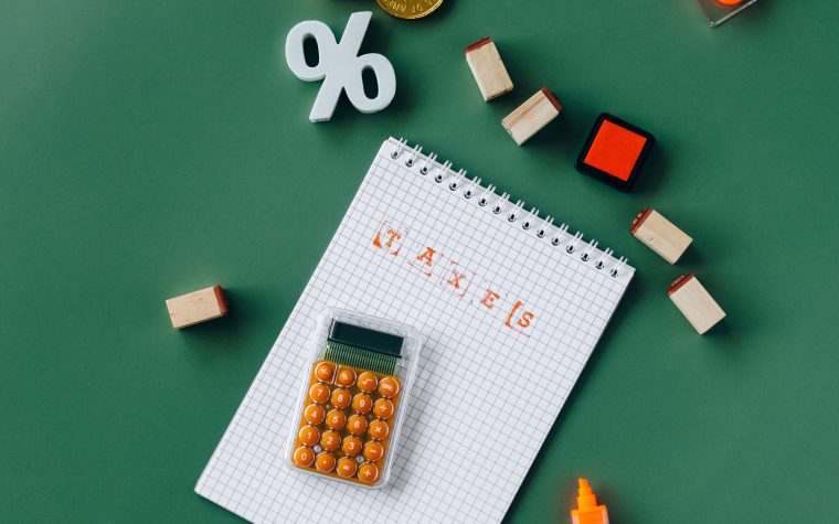 Essentiels fiscaux avec calculatrice et bloc-notes