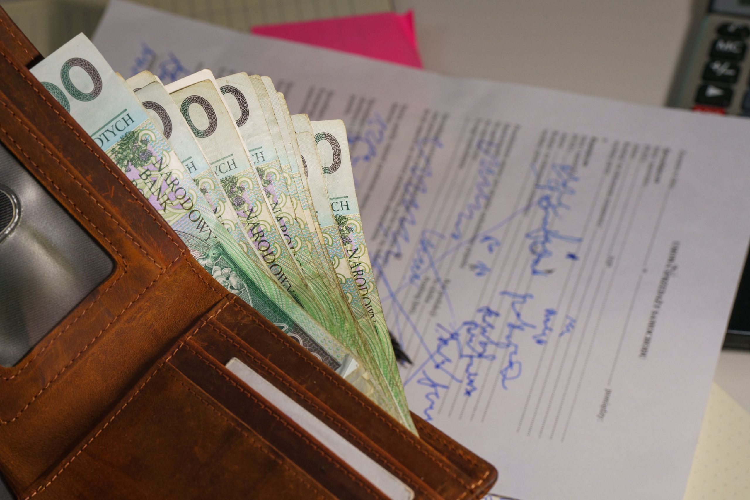 Portefeuille contenant des billets avec document signe