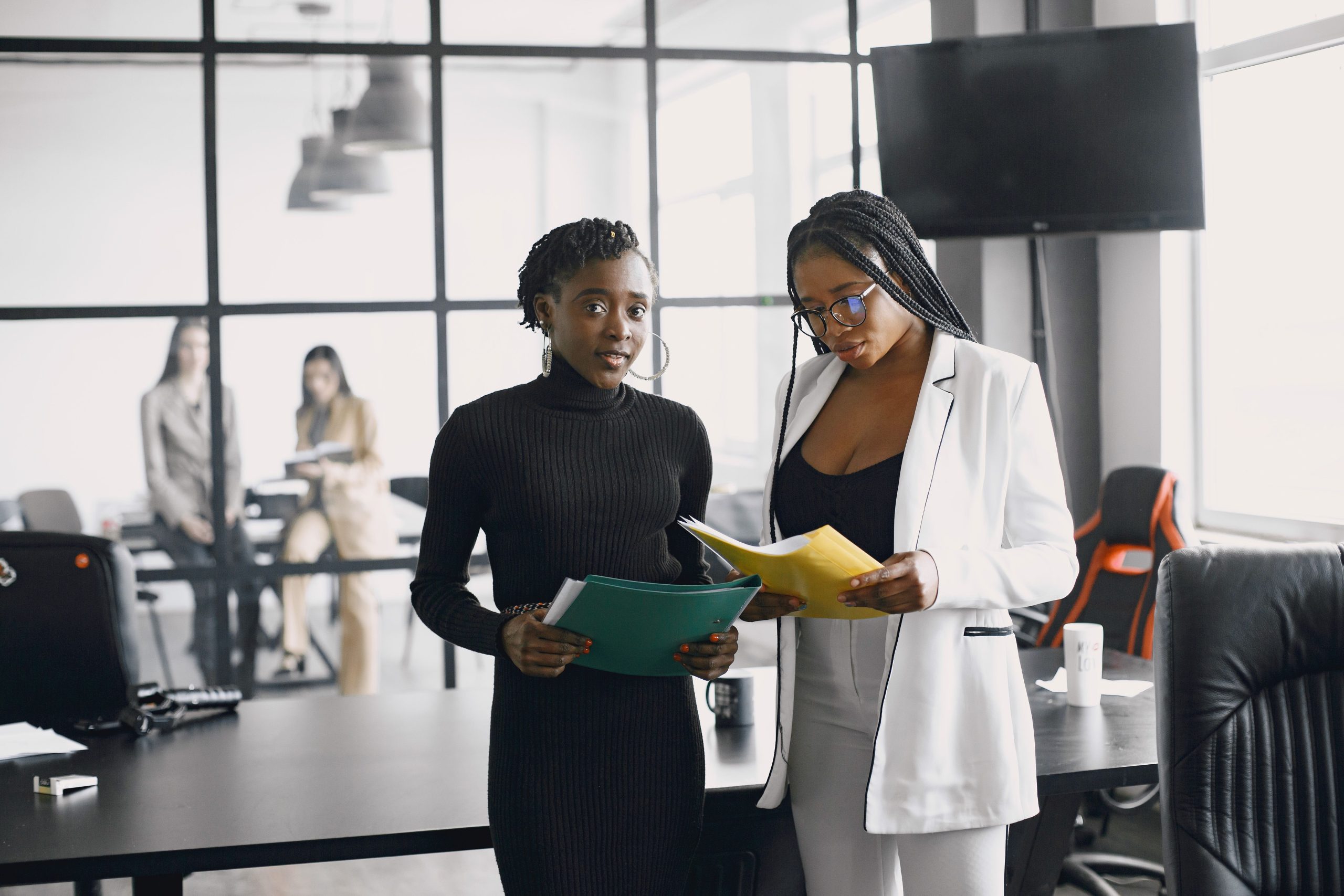 Deux femmes professionnelles examinant des documents